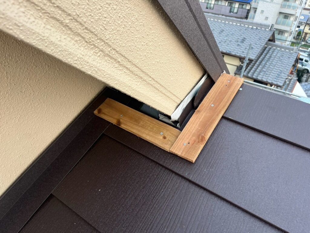 屋根カバー工法工事　壁際下地取付