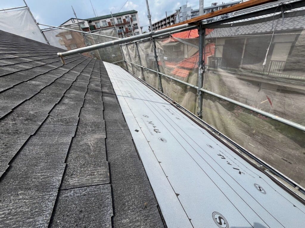 屋根カバー工法工事　ゴムアスルーフィング貼り作業