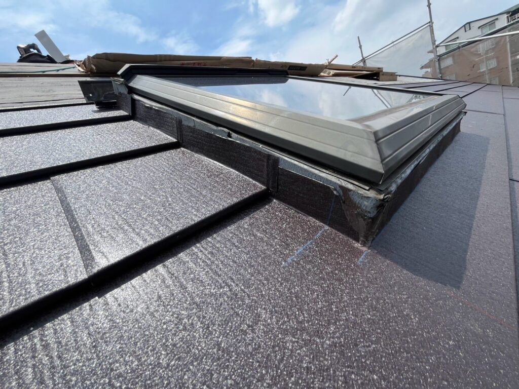 屋根カバー工法工事　スーパーガルテクト葺き 天窓回り