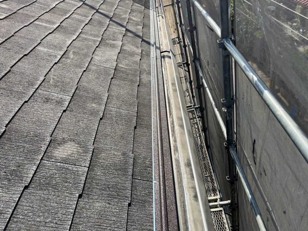 屋根カバー工法工事　軒先水切り取り付け後