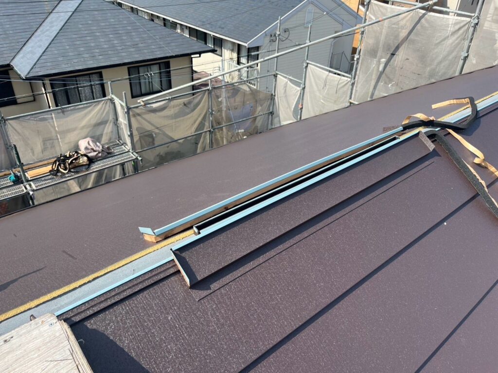 屋根カバー工法工事　棟下地取付