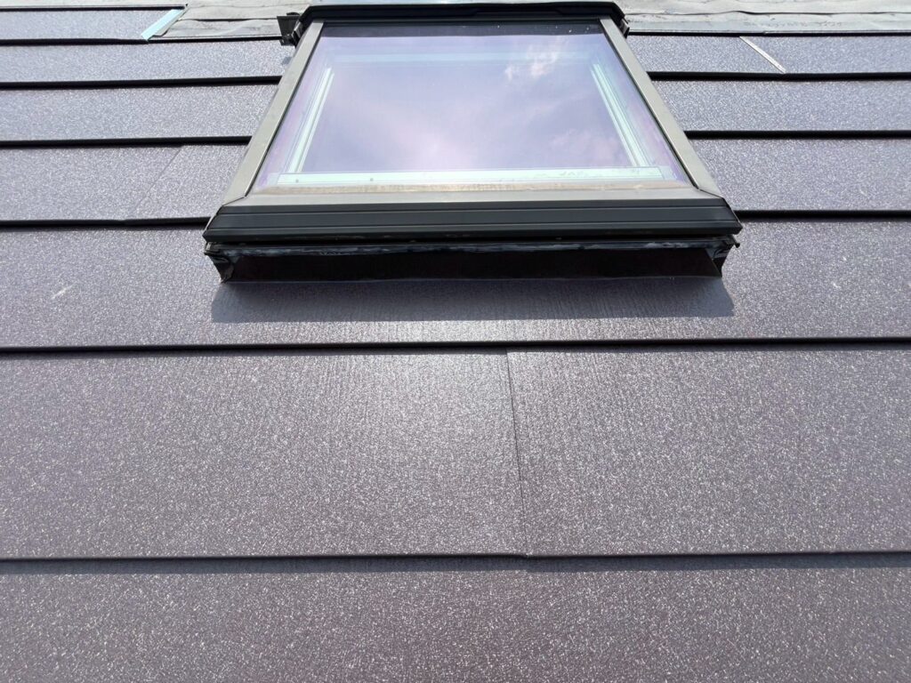 屋根カバー工法工事　スーパーガルテクト葺き 天窓回り