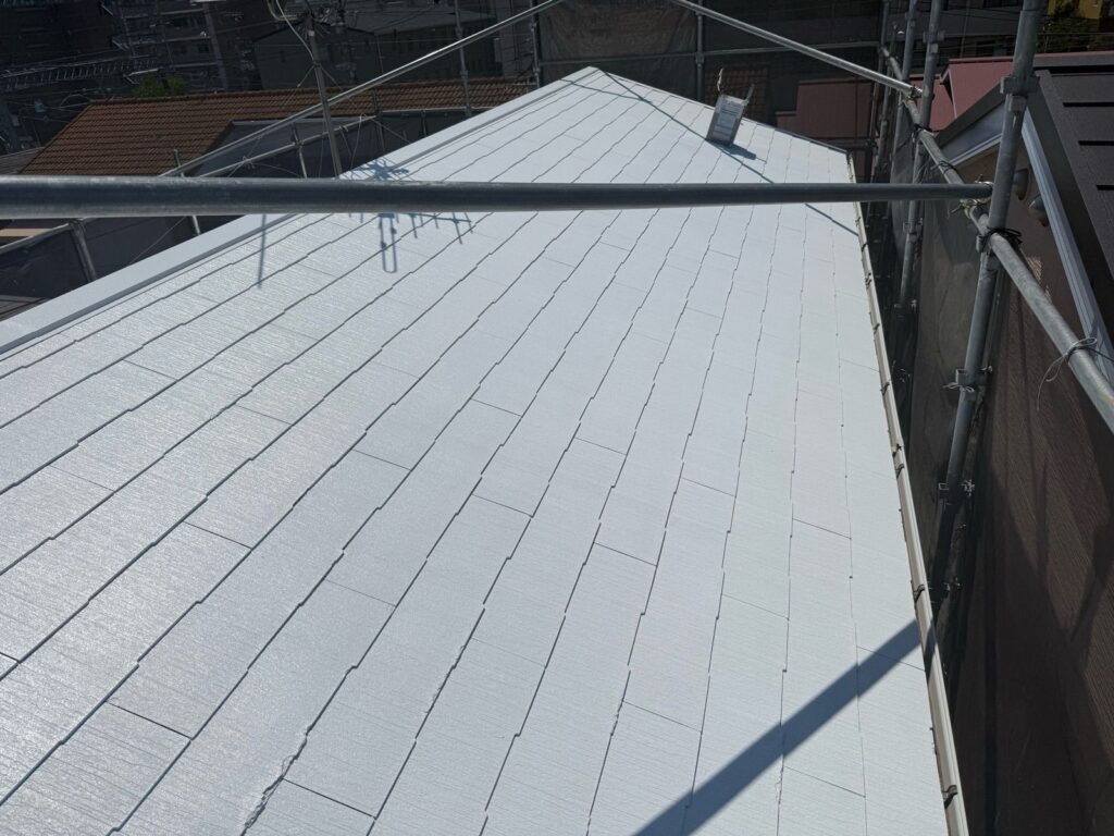 屋根　上塗り途中