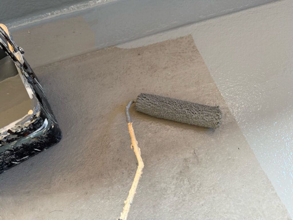 バルコニー　下塗り手元