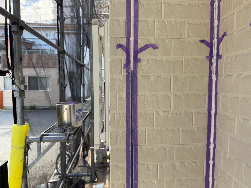 外壁　シール施工途中