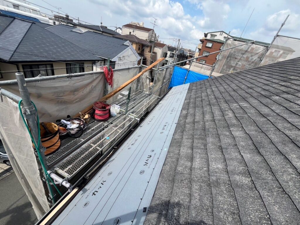 屋根カバー工法工事　ゴムアスルーフィング貼り作業