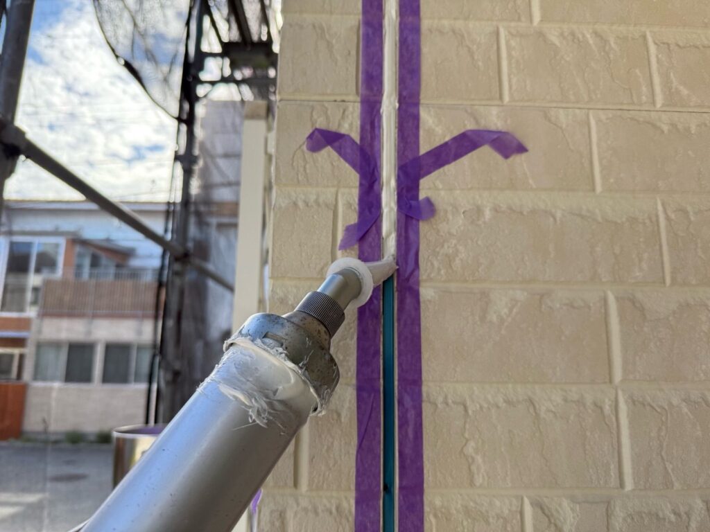 外壁　シール施工手元