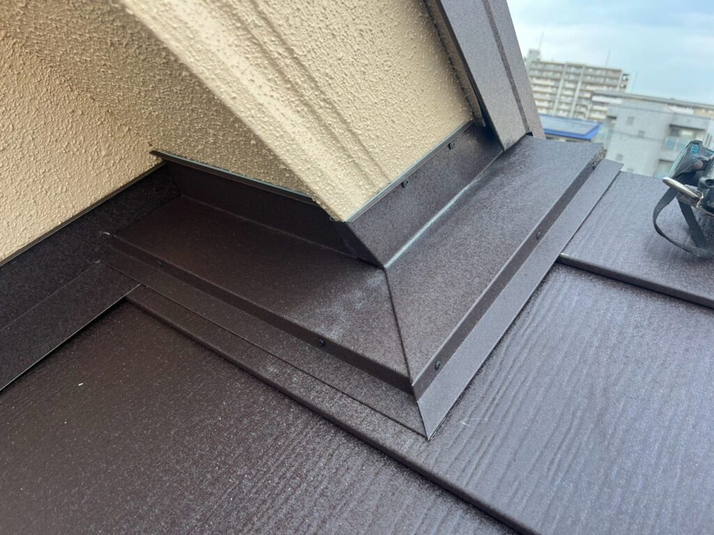 屋根カバー工法工事　壁際下地取付