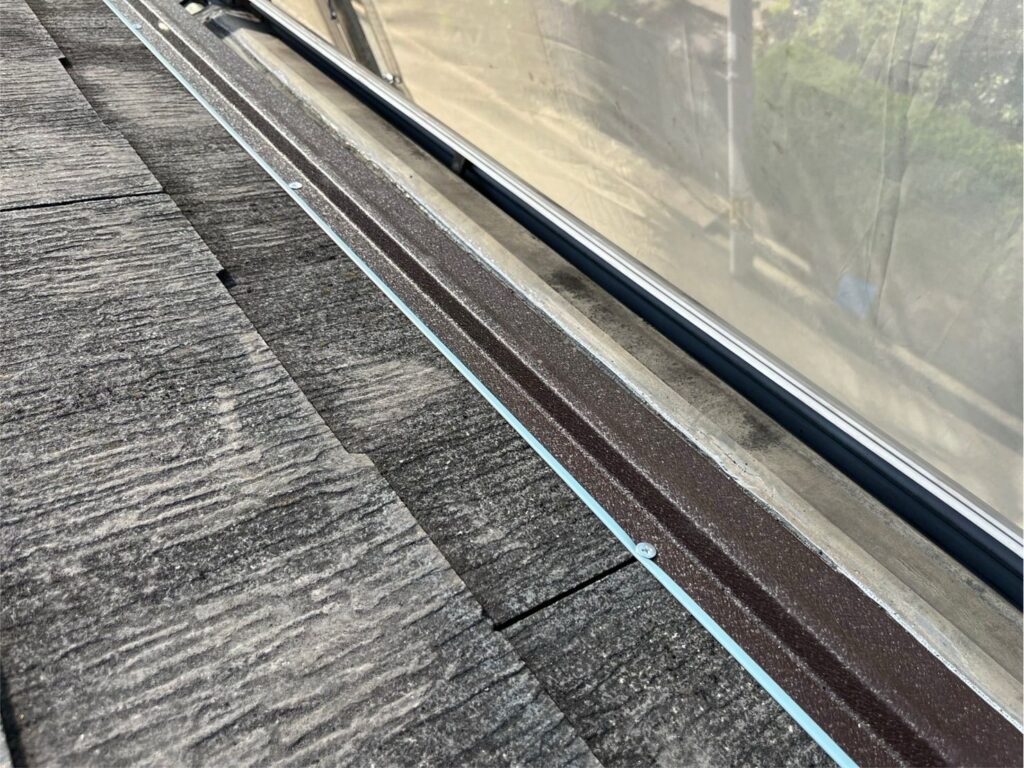 屋根カバー工法工事　軒先水切り取り付け後