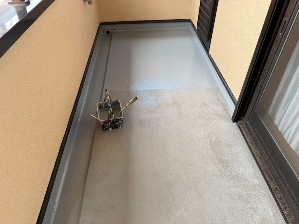 バルコニー　下塗り途中