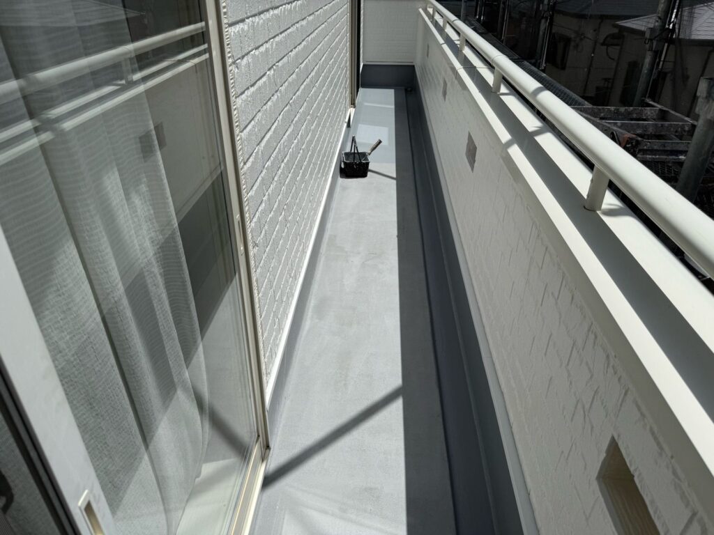 バルコニー　下塗り途中