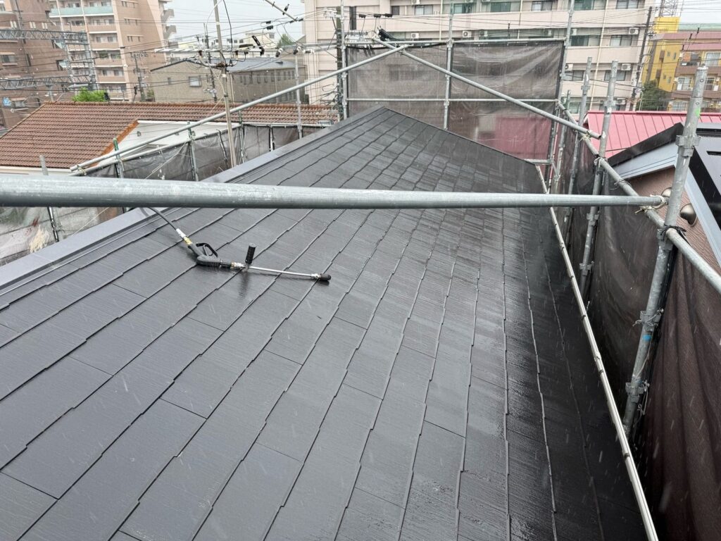 屋根　高圧洗浄途中