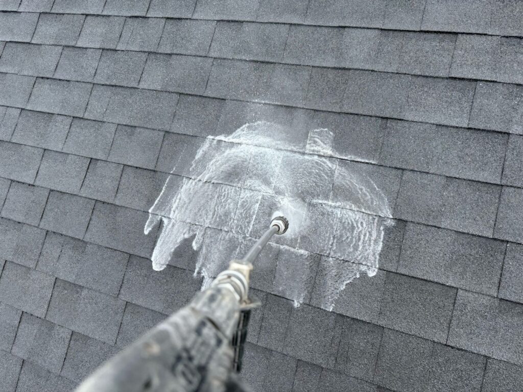 屋根 高圧洗浄手元