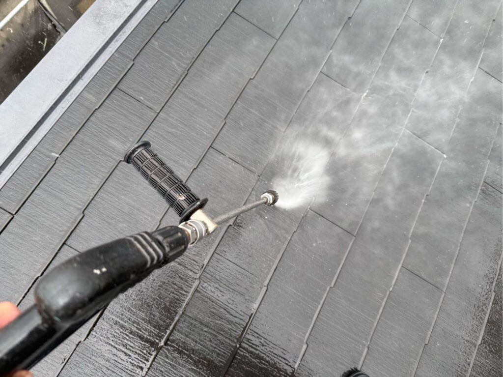 屋根　高圧洗浄手元