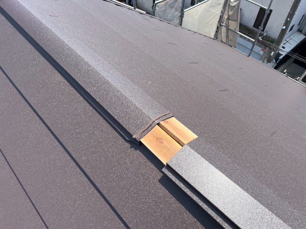 屋根カバー工法工事　棟下地取付