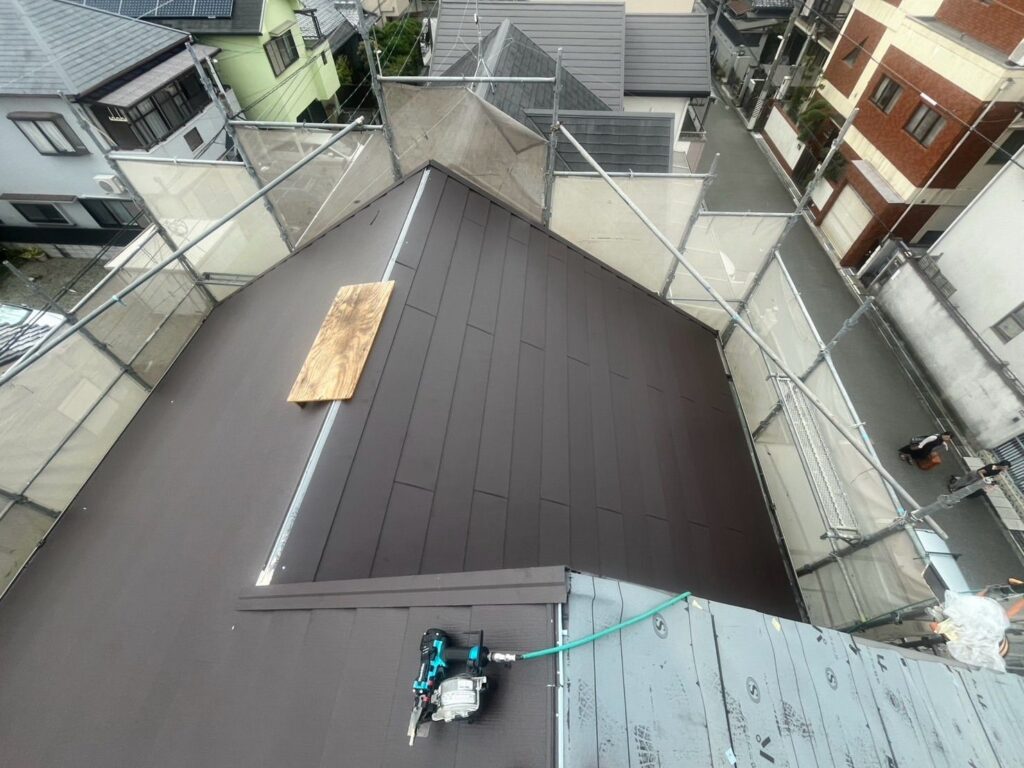 屋根カバー工法工事　スーパーガルテクト葺き