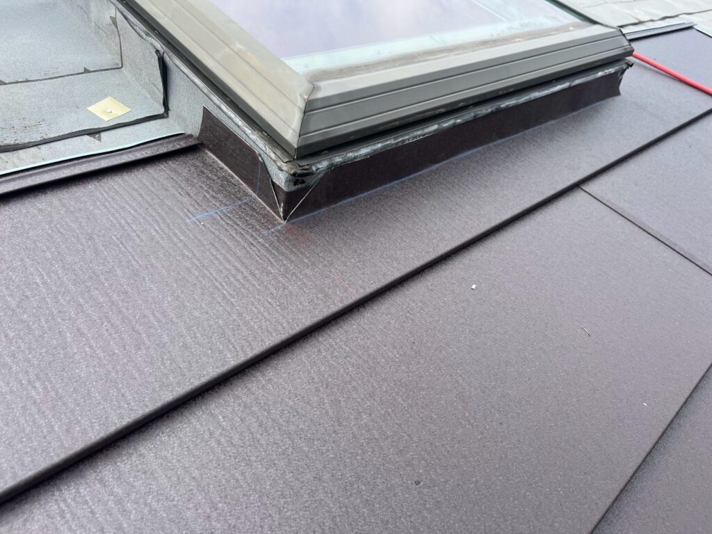 屋根カバー工法工事　スーパーガルテクト葺き 天窓回り