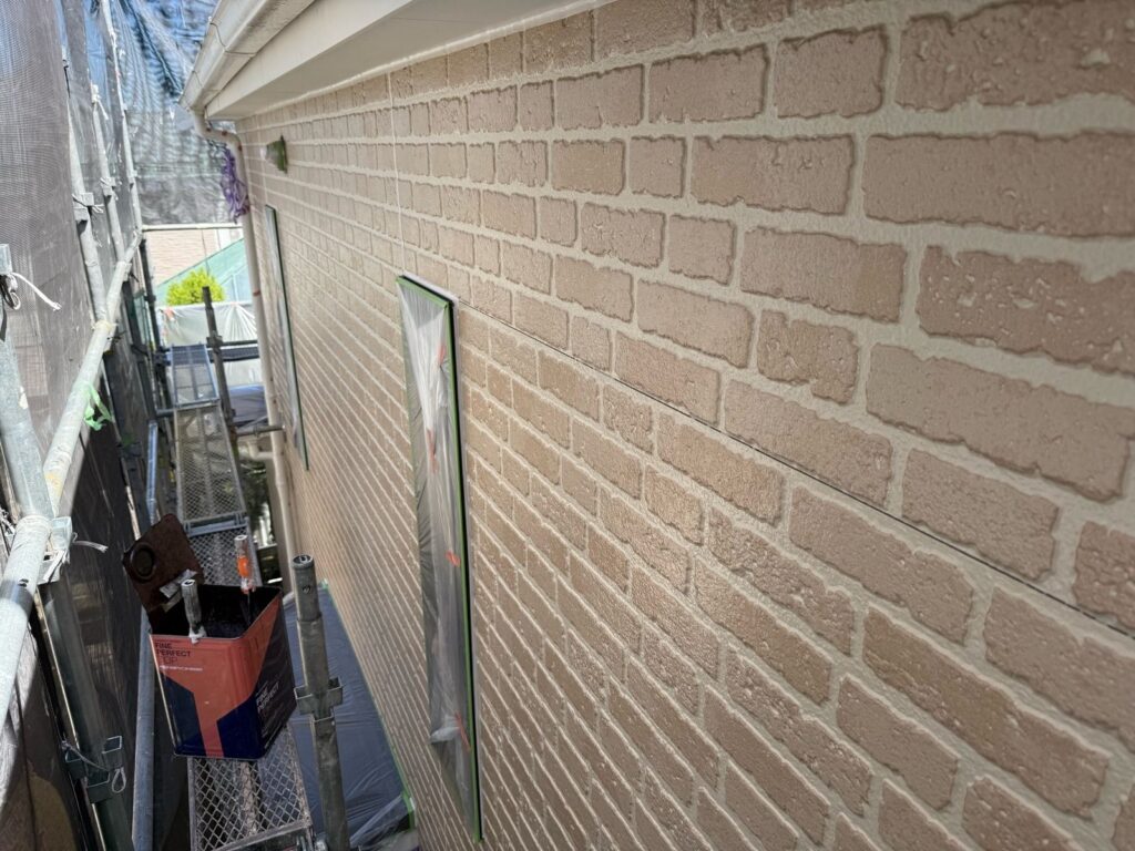 外壁　上塗り途中