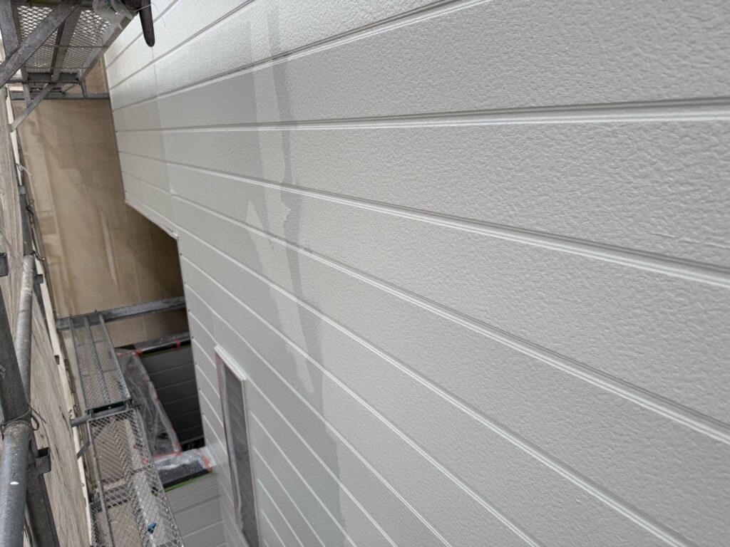 外壁　上塗り途中