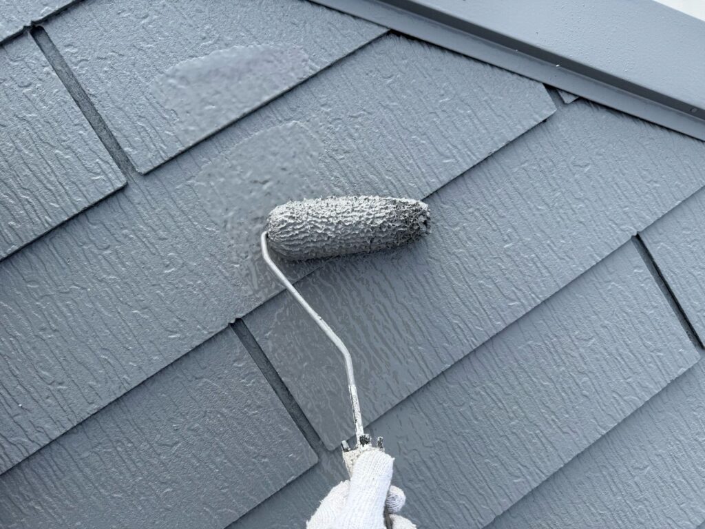 屋根　上塗り手元