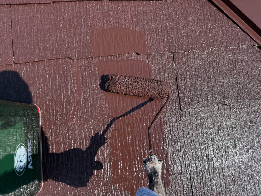 屋根　上塗り手元