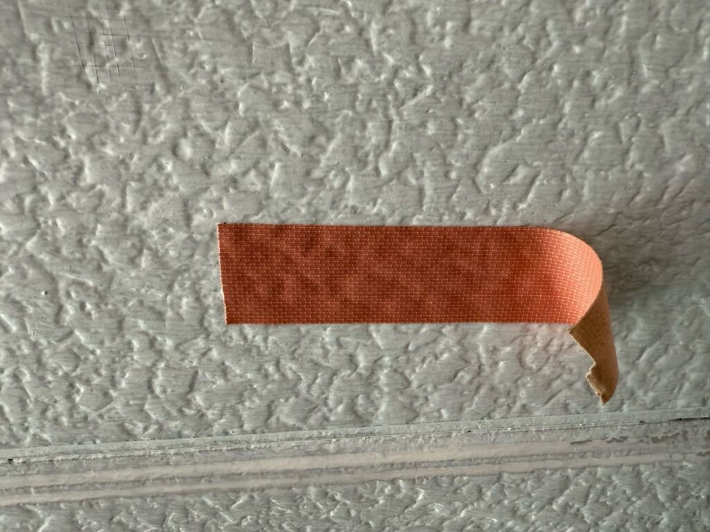 パッチテスト　剥離テープ貼り