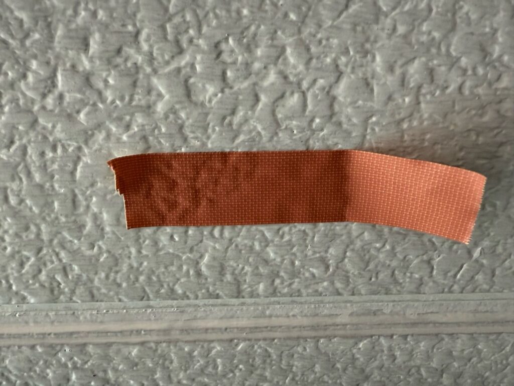 パッチテスト　剥離テープ貼り