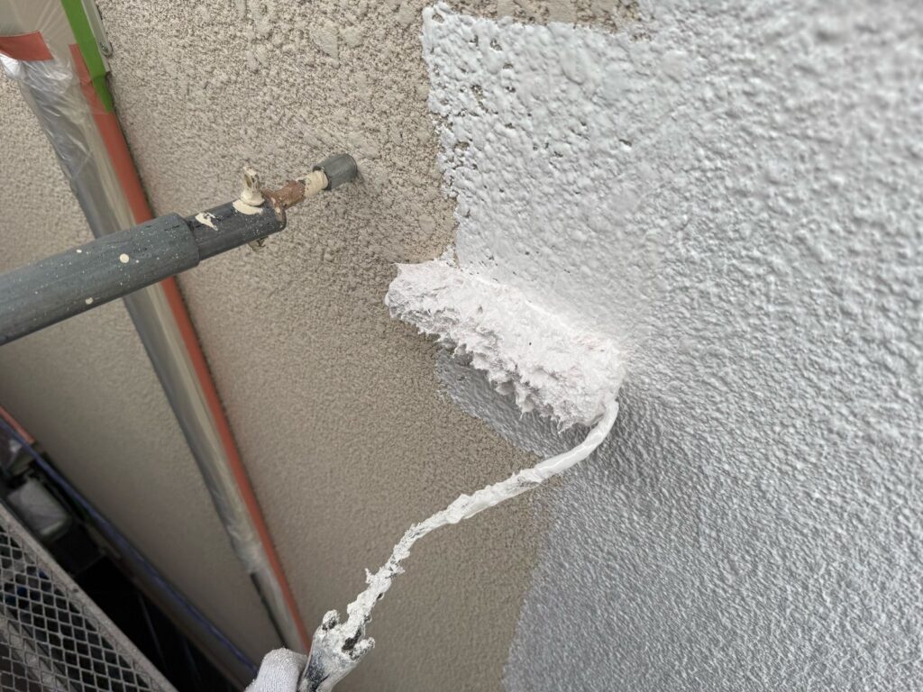 外壁　下塗り手元