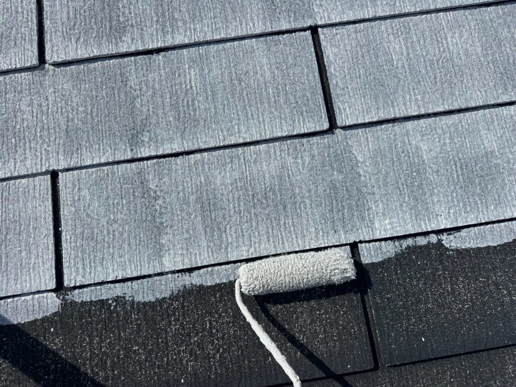 屋根　下塗り手元