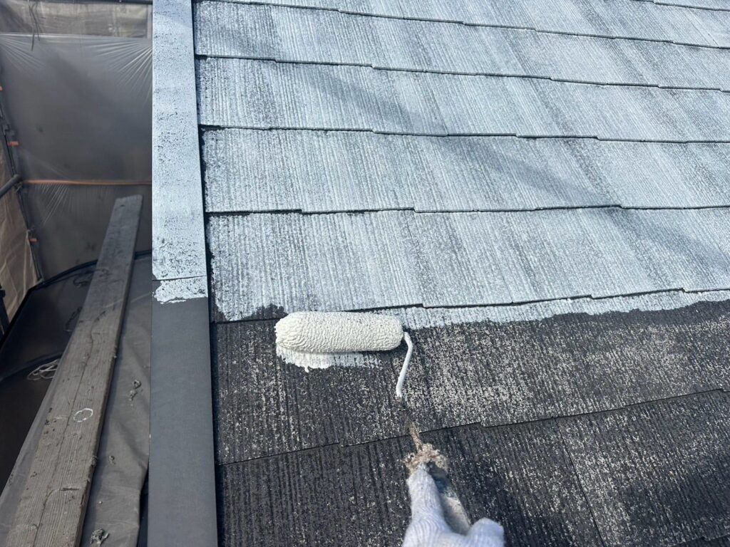 屋根　下塗り手元