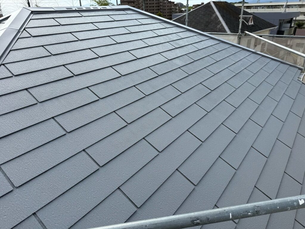 屋根　上塗り途中