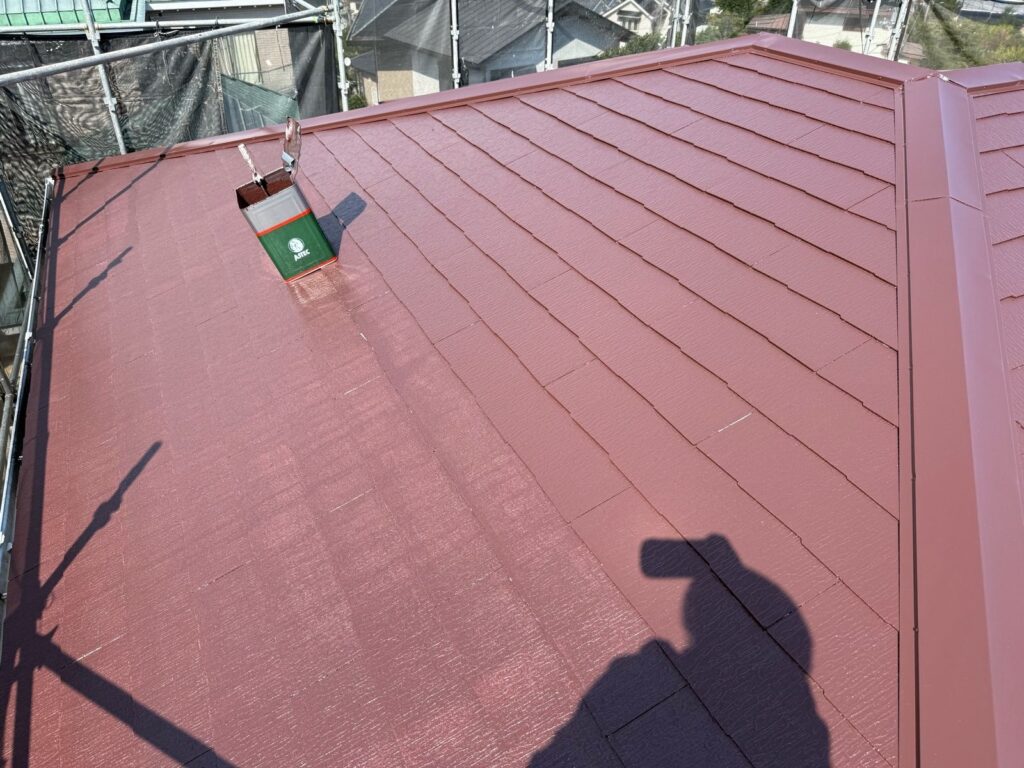 屋根　上塗り途中