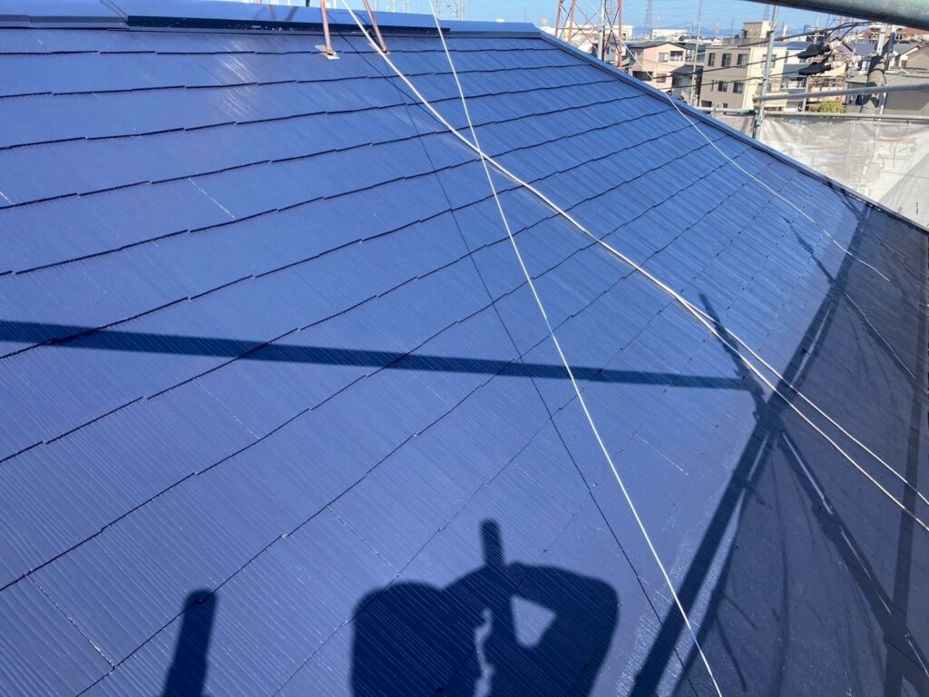 屋根　上塗り途中