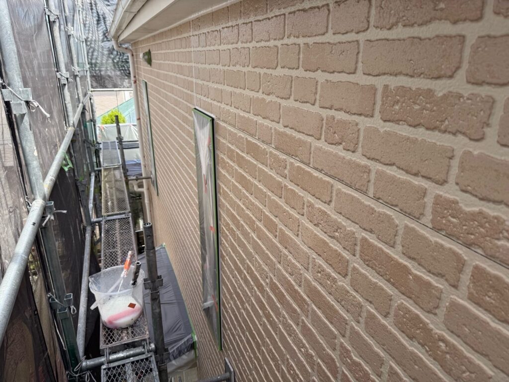 外壁　下塗り途中