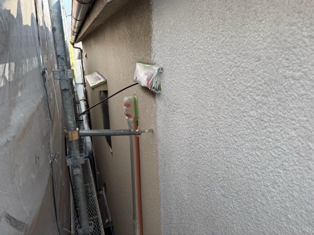 外壁　下塗り途中
