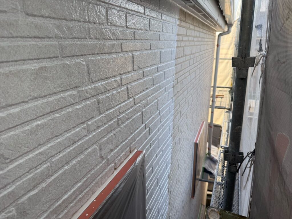 外壁　下塗り途中