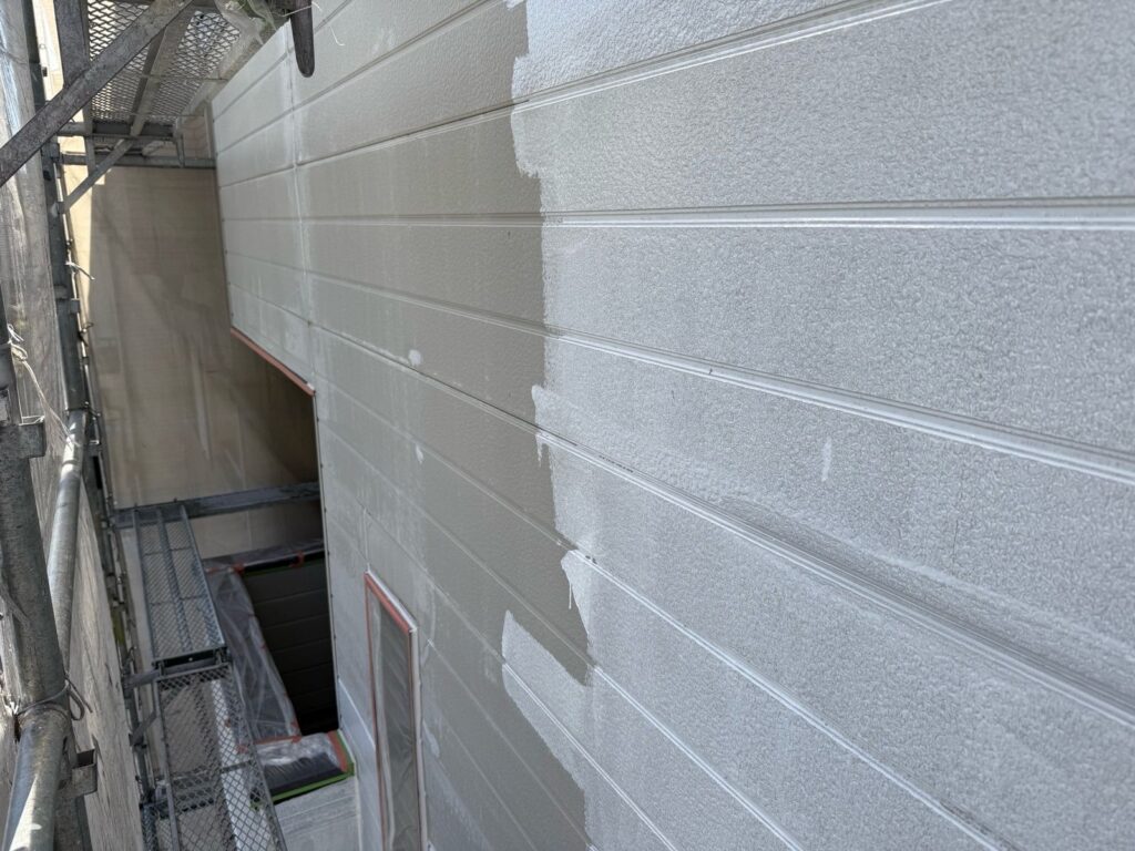 外壁　下塗り途中