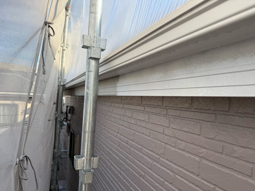 付帯部　塗装途中　破風板