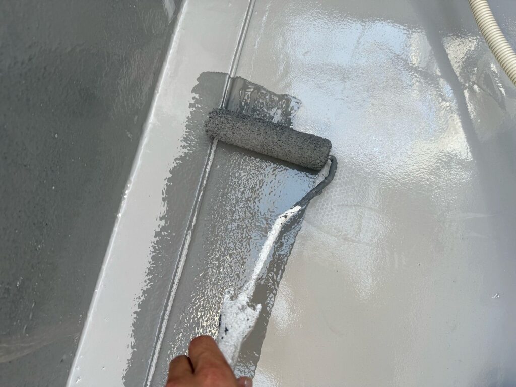 バルコニー　上塗り手元