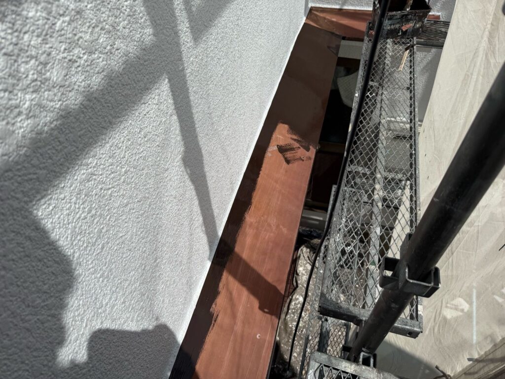 付帯部　塗装途中　庇