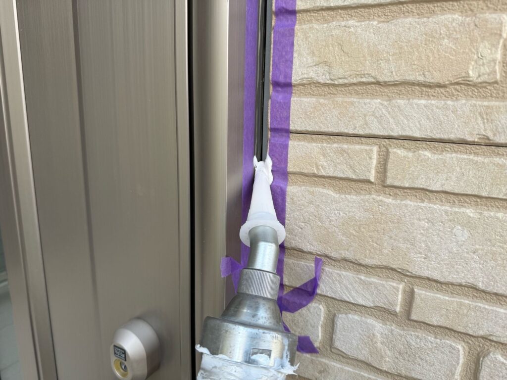 外壁　シール施工手元