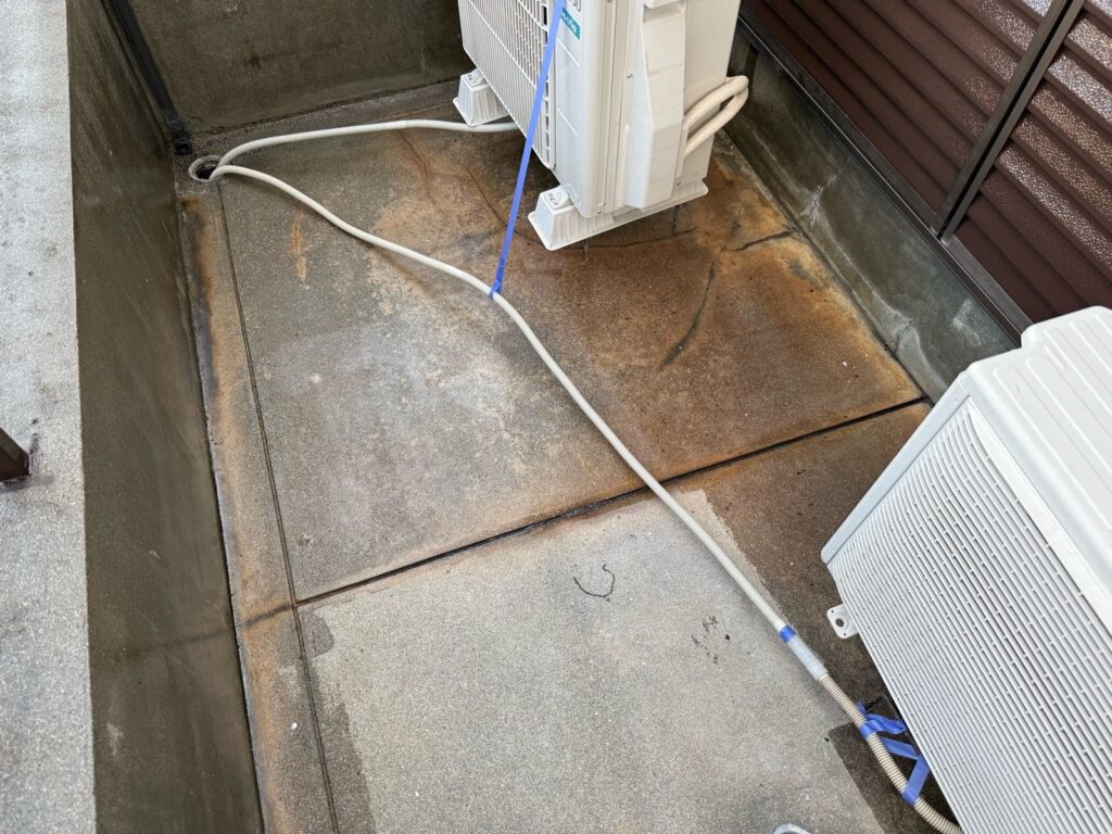 バルコニー　下塗り途中