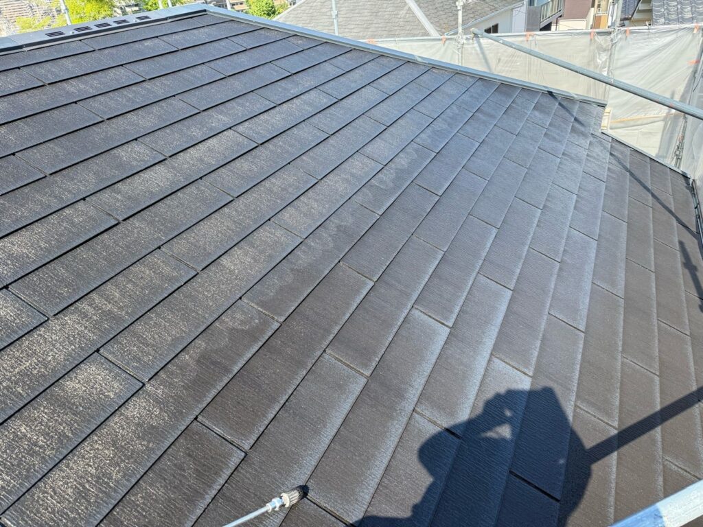 屋根　高圧洗浄途中
