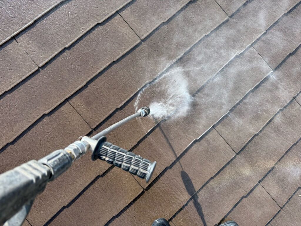 屋根　高圧洗浄手元