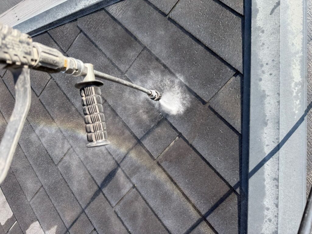 屋根　高圧洗浄手元