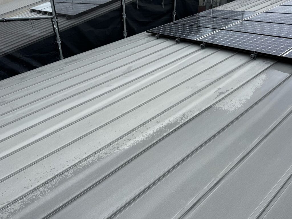 屋根　高圧洗浄前