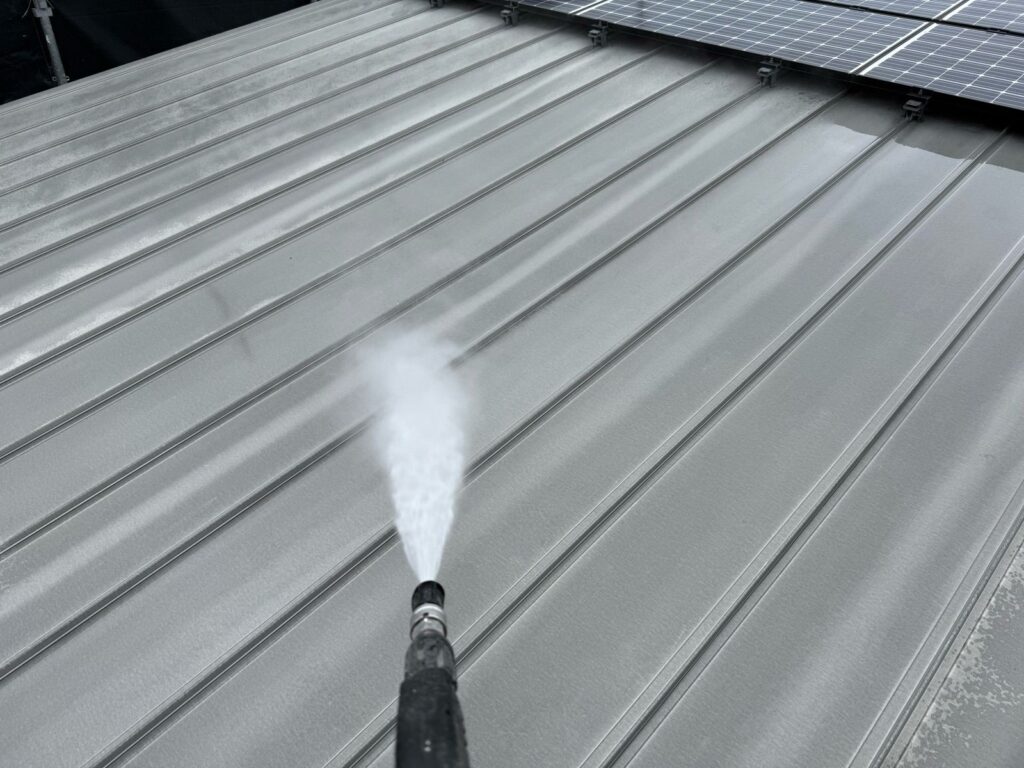 屋根　洗浄液塗布