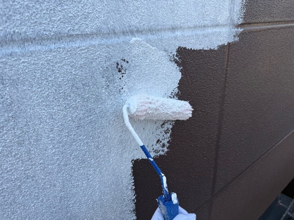外壁　下塗り手元
