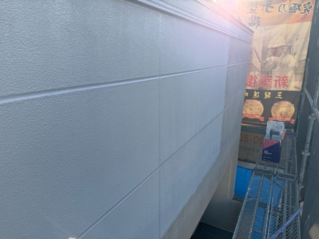 外壁　下塗り途中
