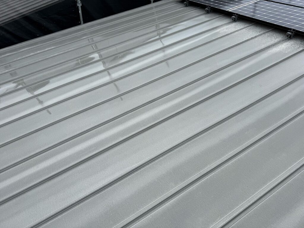 屋根　高圧洗浄途中